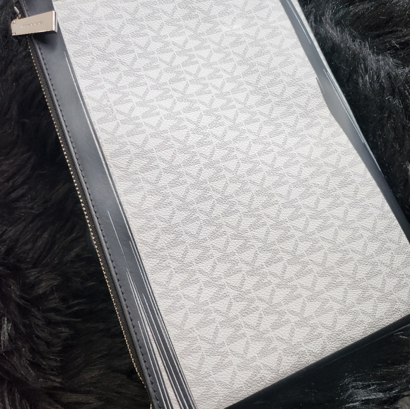 Brushstroke Michael kors xl wristlet. - Picture 4 of 5